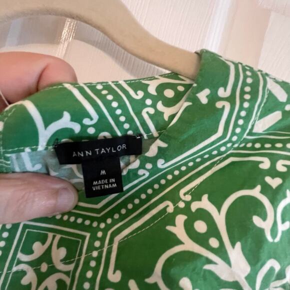 Ann Taylor sleeveless top featuring a green and white geometric print size med - Picture 5 of 14